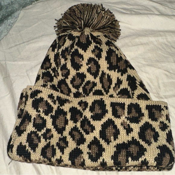 Accessories - Leopard toboggan with pom-pom.
